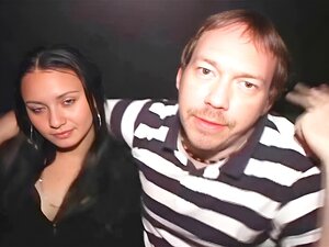 19 ans / o Latina gangbangée dans un cinéma porno public