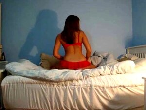 Jolie femme dansant nue devant sa webcam. Jolie femme dansant nue dans