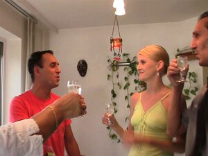 L'anniversaire mène à un plan à trois avec ses vieux beaux-parents
