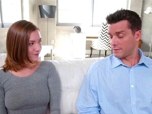 La mignonne Riley Mae adore une énorme bite pour du sexe brutal. La