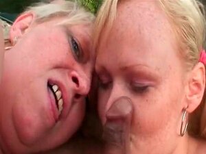 Une salope blonde se fait séduire par un couple mature en chaleur.