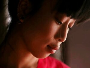 Une masseuse asiatique aime lécher la chatte mouillée de sa cliente