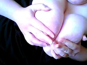 Une salope blanche BBW laiteuse montre ses gros seins chauds en cam,