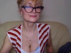super sexy gilf se montre (pas de nudité). super sexy gilf s'exhibe