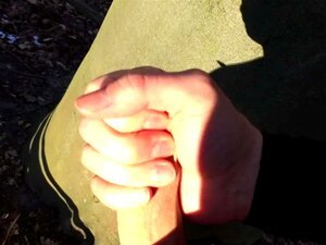 Branlette risquée - Éjaculation en plein air - VTT