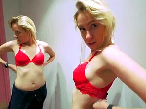Agent Public - Sexe anal risqué dans la cabine d'essayage de Zara
