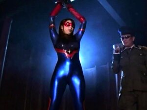 Une super-héroïne trop confiante est facilement maîtrisée