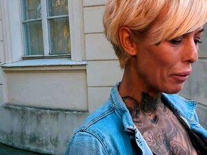 Une MILF blonde maigre et tatouée à un rendez-vous public