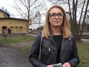 Agent public Elle n'a que dix-huit ans mais elle sait se gargariser et