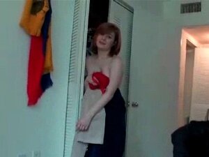 Redhead hottie donnant BJ après une douche chaude