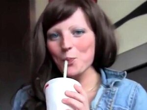 Un étudiant amateur de McDonald se branle et jouit ! Facial