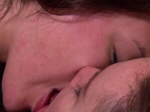 Mignonne lesbienne léchant sa copine poilue, la magnifique brune