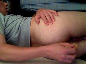 Une sissy amateur en formation joue avec des jouets