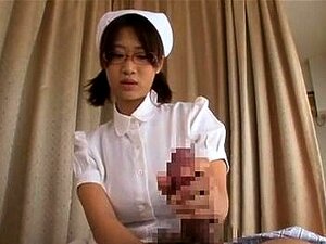Une infirmière japonaise plantureuse saisit l'occasion de baiser une
