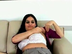 La Bhabhi Punjabi Rani, la Bhabhi Punjabi Poilue Rani se déshabille