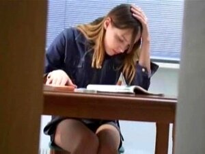 Fille secrète posant sous la table