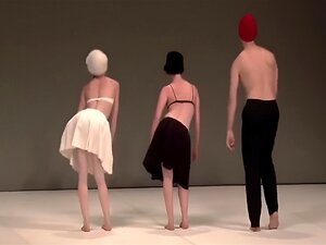 Les jolies actrices se dénudent partiellement pendant le temps où