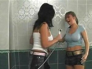 Deux bombes à gros seins clouées ensemble, des nanas incroyablement