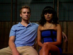 Regardez une femme de ménage sexy prendre le contrôle de son petit