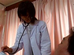 Des infirmières japonaises super sexy sucent