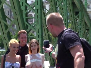 Bébé aux gros seins naturels marchait en public. Esclave brune aux