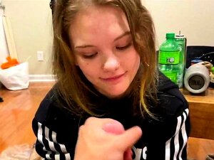 Blonde amateur de cumshot milf en POV se branlant dans la cuisine