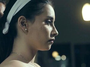 Une mignonne femme au foyer trompe le système strict à l'avenir. La