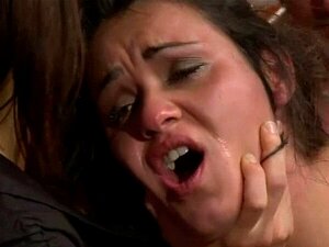 Serveuse à gros seins punie