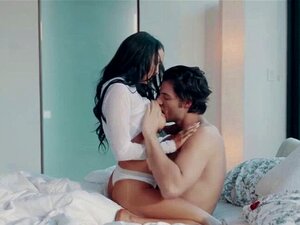 La brune Sofi Ryan gobe une grosse bite dans le canapé. Voyez ici une