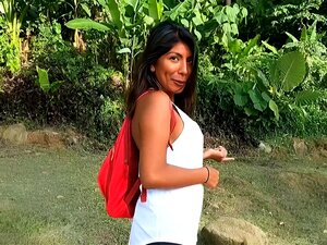 Pour faire un cadeau à son fiancé, elle suce un inconnu en vacances