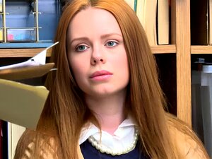 La voleuse à l'étalage blonde Ella Hughes se fait prendre en train