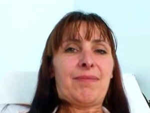 La maman mature Karin montre sa chatte poilue à l'extrême. La maman