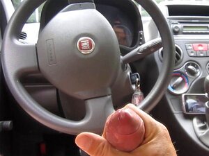 Se branler dans la voiture, belle grosse éjaculation