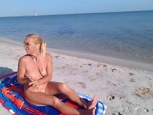 Des déesses de plage sensuelles exhibent leur beauté intemporelle.