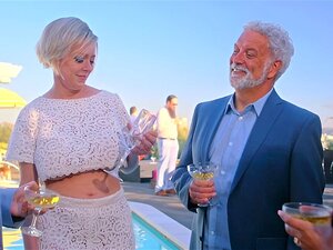 La mondaine affamée de bites MILFY Dee baise un serveur à une fête