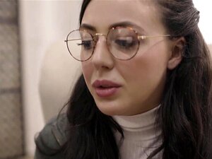 La mature et chaude Derrick Pierce a baisé la mignonne chatte de