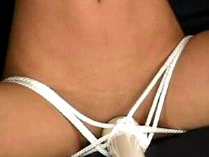 Une fille de bondage lutte dans ses contraintes