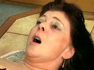 Une salope BBW mature aux cheveux noirs se fait