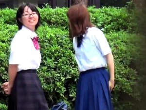 Petites en uniforme qui pissent