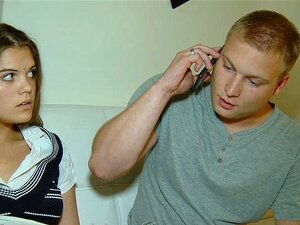 Il a besoin d'argent et elle a besoin de bite. Bien sûr, cette salope