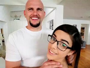 La mignonne nerd Harmony Wonder suce la grosse bite de Handyman