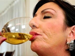 Une cougar mature fait une pipe. Une cougar mature suce et reçoit une