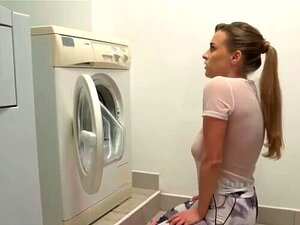 Une nana aux gros seins suce son colocataire avant de baiser dans une