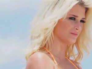 Baiser une blonde en bikini sur un bateau