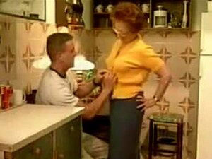Une grand-mère mature et chaude baise un nouveau mec dans la cuisine.
