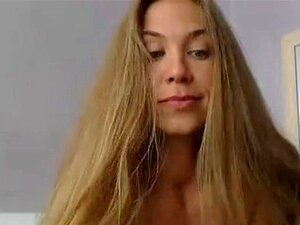 Masturbation bronzée amateur se masturbant en solo avec des doigts.