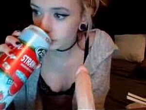 Belle blonde mignonne suçant un gode