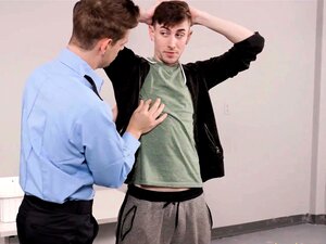 Le policier de Masquulin Michael Del Ray baise à cru Jack Hunter gay