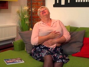 MAMIE RONDELETTE Babet a besoin de sexe anal et vaginal