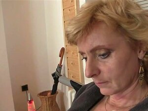 Les livreurs partagent une vieille grand-mère maigre